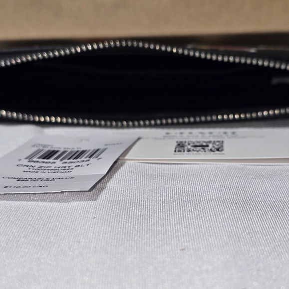 Brand New Coach Heart Wristlet - Picture 3 of 6